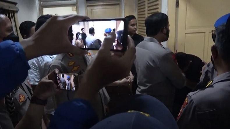Polisi Tulis Sarang Pungli di Polres Luwu Cium Tangan Kapolda Sulsel : Saya Tidak Sakit