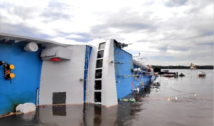 Detik-detik KM Satya Kencana III Terbalik di Pelabuhan Kumai, 8 Fuso dan 2 Minibus Masih Terjebak