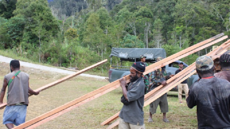 Lalui Medan Terjal, TNI Berjibaku Kirim Material Bangunan ke Wilayah Pelosok Jayawijaya
