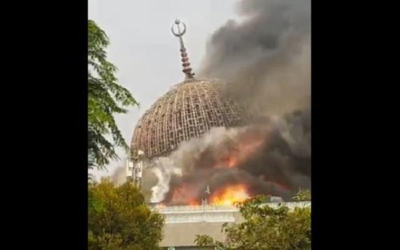 Masjid Islamic Center Terbakar, Bagian Atap Kubah Roboh