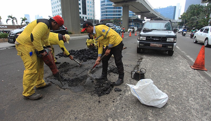 Gerak Cepat Petugas Tambal Jalan Rusak dan Berlubang di Jakarta - Bagian 1
