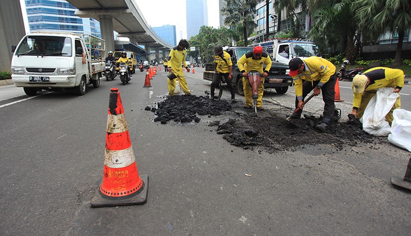 Gerak Cepat Petugas Tambal Jalan Rusak dan Berlubang di Jakarta - Bagian 2