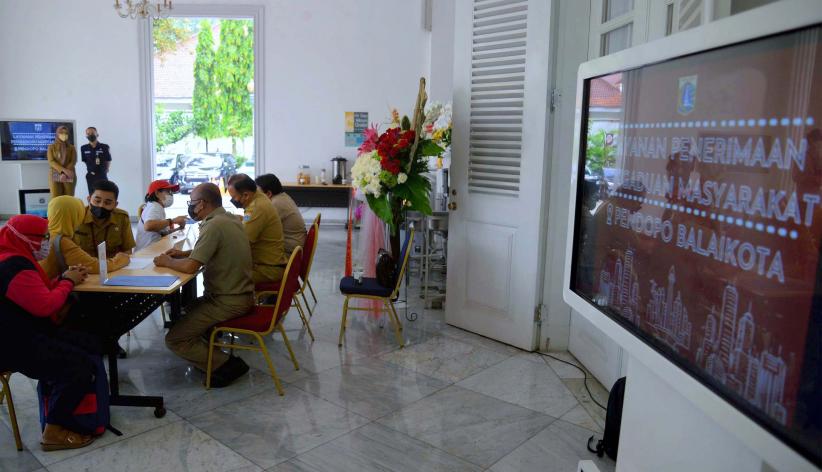 Warga Berdatangan ke Posko Pengaduan Masyarakat di Balai Kota DKI Jakarta - Bagian 4