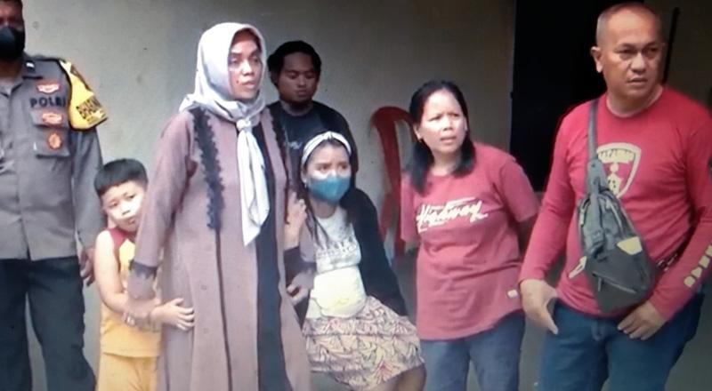 Tangis Istri Kopda Muslimin Pecah saat Saksikan Rekonstruksi Penembakan yang Diotaki Suaminya