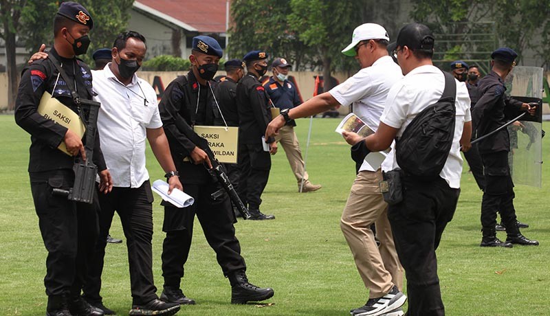 Rekonstruksi Tragedi Kanjuruhan, Polisi Peragakan Menembak Gas Air Mata - Bagian 3