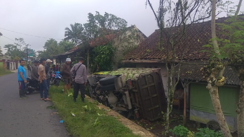 title Truk Terguling Nyaris Timpa Rumah di Sukaratu Tasikmalaya, Sopir Diduga Ngantuk Truk Terguling Nyaris Timpa Rumah di Sukaratu Tasikmalaya, Sopir Diduga Ngantuk