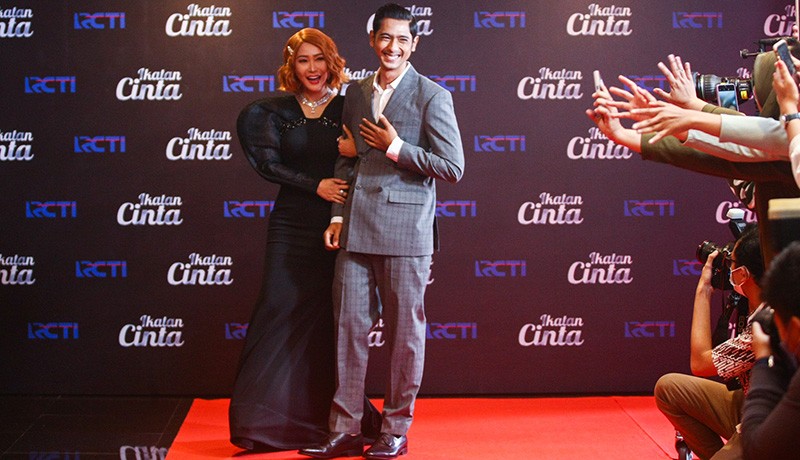 Potret Arya Saloka Digandeng Inul Daratista - Bagian 2