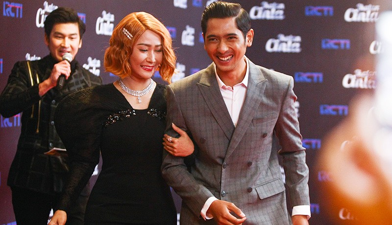 Potret Arya Saloka Digandeng Inul Daratista - Bagian 3
