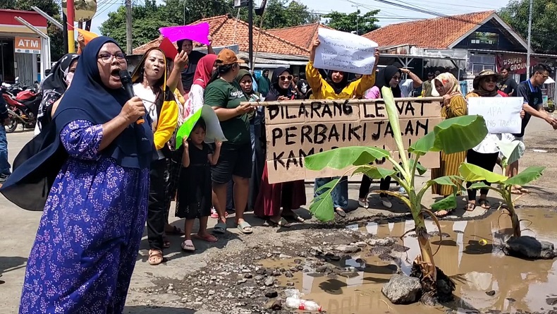 title Emak-Emak Balongan Indramayu Geram, Blokade Jalan Rusak TKP Kecelakaan Maut Emak-Emak Balongan Indramayu Geram, Blokade Jalan Rusak TKP Kecelakaan Maut