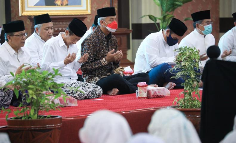 title Istighosah dan Doa Bersama, Ganjar: Kita Kuatkan Batin Hadapi Situasi yang Tak Gampang Istighosah dan Doa Bersama, Ganjar: Kita Kuatkan Batin Hadapi Situasi yang Tak Gampang