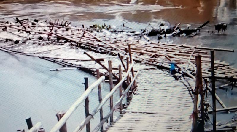 Detik-detik Sejumlah Orang Nyaris Hanyut saat Jembatan Sasak Bengawan Solo Putus