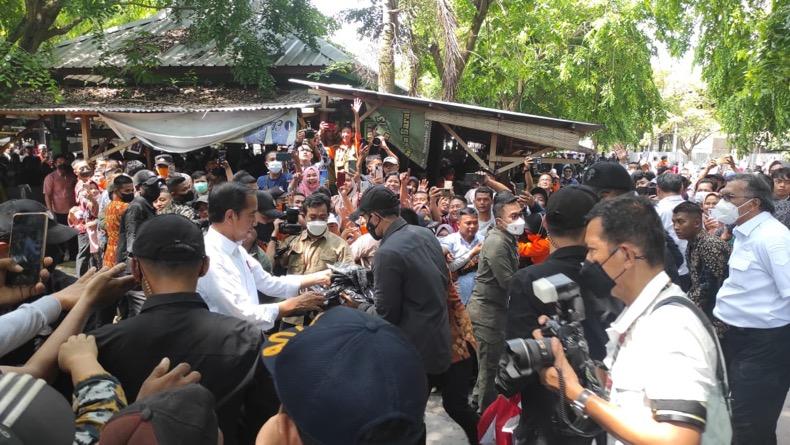 Jokowi Blusukan ke Pasar Muntok Bangka Barat, Bagikan Bantuan ke Masyarakat