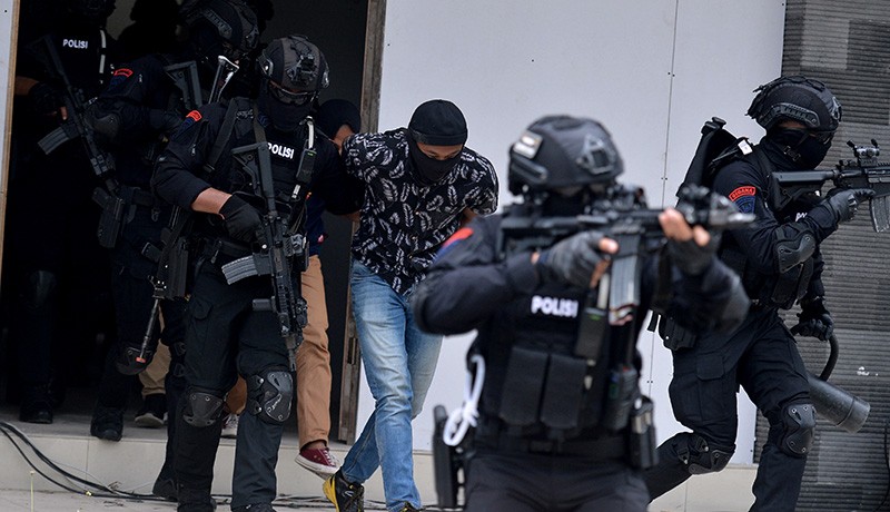 Ledakan Bom Beracun di Kawasan Sanur, Polisi Gunakan Perlengkapan Khusus - Bagian 3