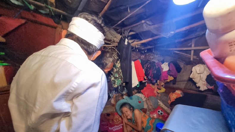 Dedi Mulyadi Tolong Nenek Sakit Tinggal di Gubuk Hampir Roboh di Purwakarta
