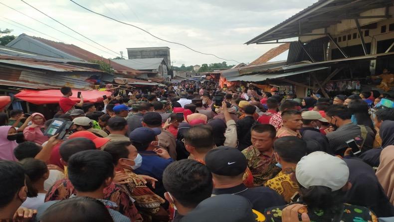 Ribuan Warga Bangka Selatan Antusias Sambut Kedatangan Jokowi, Tangannya Halus Sekali saat Salaman