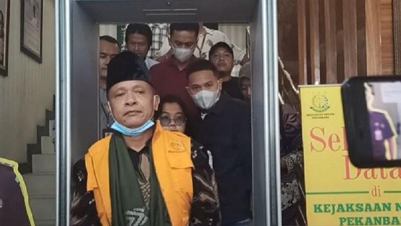 title Dijebloskan ke Penjara Kasus Korupsi, Eks Rektor UIN Riau Bungkam Dijebloskan ke Penjara Kasus Korupsi, Eks Rektor UIN Riau Bungkam