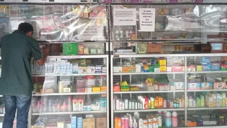 title Pastikan Obat Sirop Diturunkan dari Etalase, Petugas Puskesmas di Sukoharjo Sisir Apotek Pastikan Obat Sirop Diturunkan dari Etalase, Petugas Puskesmas di Sukoharjo Sisir Apotek
