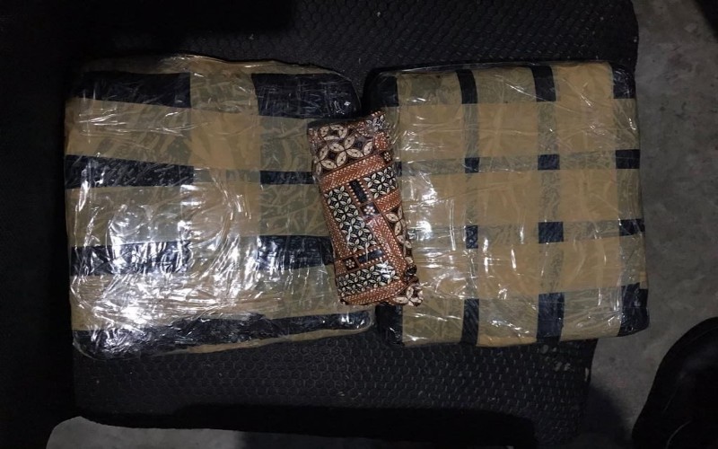title Petugas Bandara Palembang Temukan 2 Kg Ganja dalam Paket Kemplang Tujuan Jakarra Petugas Bandara Palembang Temukan 2 Kg Ganja dalam Paket Kemplang Tujuan Jakarra