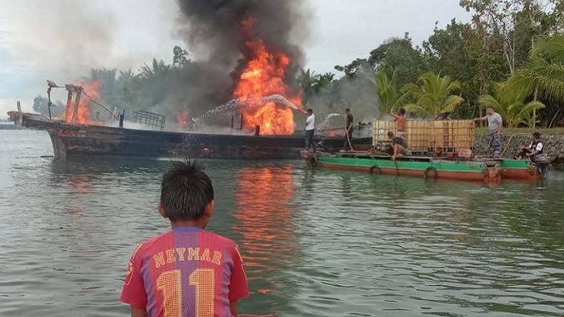 Kapal Dagang KM Cahaya Terbakar di Selat Sikakap Mentawai, Para ABK Terjun ke Laut