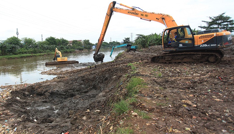 Pengerukan Lumpur Kali KBB Antisipasi Banjir Jakarta - Bagian 2