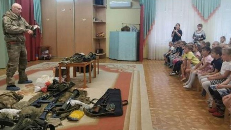 Bahaya! Anak TK di Rusia Diajari Pakai AK 47 dan Granat