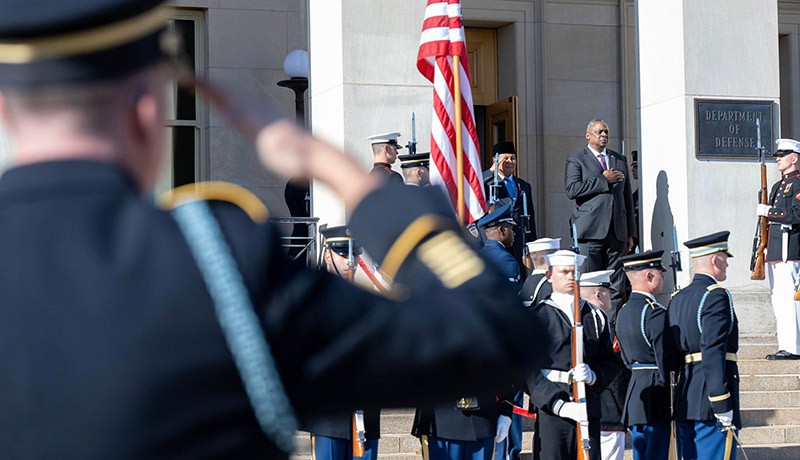 Momen Prabowo Disambut Hormat Senjata Prajurit AS di Pentagon - Bagian 1