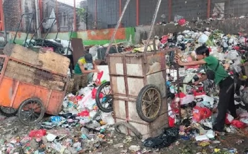 Sudin LH Jakbar Tangkap 20 Pembuang Sampah Sembarangan, Denda Terkumpul Rp1 Juta