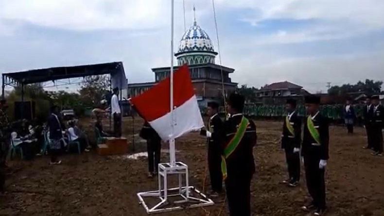 Ribuan Santri di Kendal Ikuti Apel di Tengah Tambak Penuh Lumpur