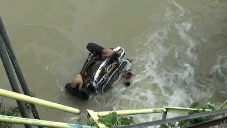Truk Semen Pecah Ban Terjun ke Sungai di Tuban, 1 Orang Tewas 2 Hilang