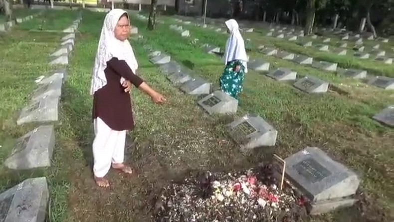 title Anak Perempuan Korban Pembunuhan di Cimahi Dimakamkan 1 Liang Lahad dengan Neneknya Anak Perempuan Korban Pembunuhan di Cimahi Dimakamkan 1 Liang Lahad dengan Neneknya