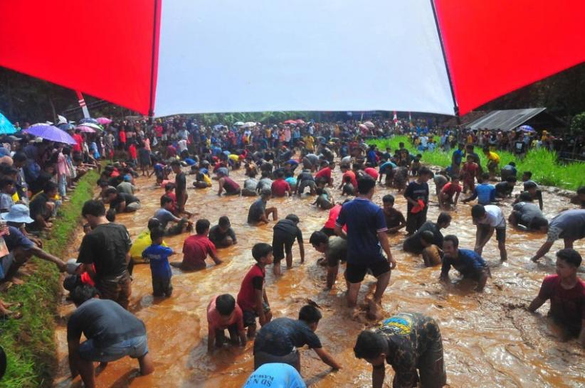 Potret Keseruan Tradisi Gogo Lele di Jepara - Bagian 3