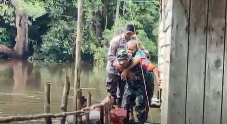 Petugas BPBD Evakuasi Lansia Sakit dan Warga yang Terjebak Banjir di Palangka Raya