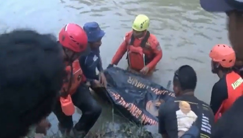 Sopir Truk Nyebur ke Sungai di Tuban Ditemukan Tewas Tersangkut dalam Kendaraan