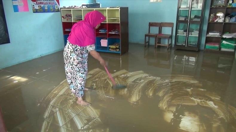 Banjir Bandang, SD di Lamongan Terpaksa Liburkan Siswa karena Tergenang Lumpur