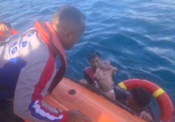 title Dramatis, Tim SAR Evakuasi Bayi Korban Kapal Cantika Express Terbakar di Naikliu Kupang Dramatis, Tim SAR Evakuasi Bayi Korban Kapal Cantika Express Terbakar di Naikliu Kupang