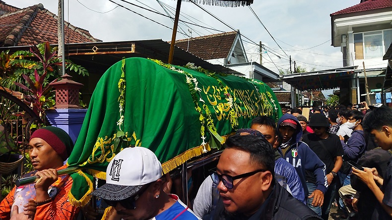 title Sebelum Meninggal, Korban Tewas Ke-135 Tragedi Kanjuruhan Sempat Positif Covid-19 Sebelum Meninggal, Korban Tewas Ke-135 Tragedi Kanjuruhan Sempat Positif Covid-19