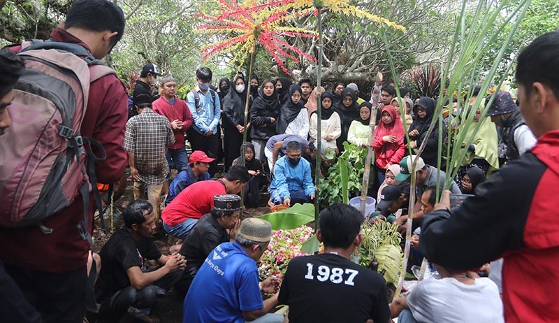 Suasana Pemakaman Korban ke-135 Tragedi Kanjuruhan - Bagian 3