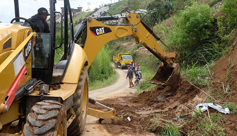 Longsor, Jalan Alternatif Menuju Dieng Putus Total - Bagian 2