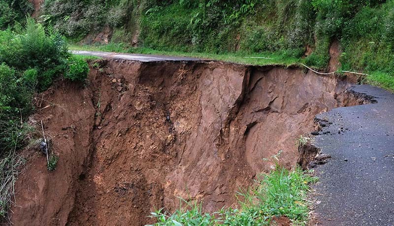 Longsor, Jalan Alternatif Menuju Dieng Putus Total - Bagian 1