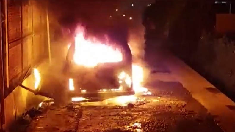 Mobil VW Kombi Ludes Terbakar di Pinggir Jalan Kota Padang, Diduga Korsleting Mesin