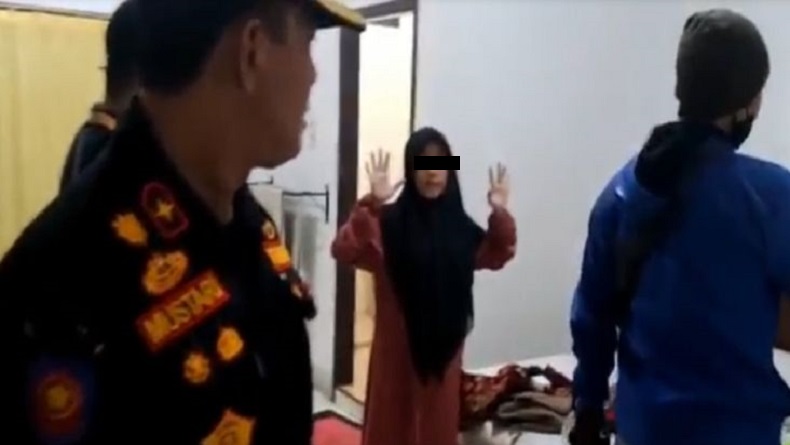title Pasangan Asyik Mesum Digerebek Petugas, Kondom Bekas Ditemukan di Bawah Kasur Hotel Pasangan Asyik Mesum Digerebek Petugas, Kondom Bekas Ditemukan di Bawah Kasur Hotel
