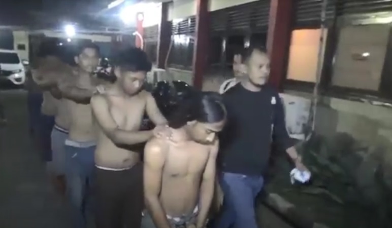 Kronologi 8 Pemuda Mabuk Keroyok Driver Taksi Online, Berawal Senggolan di Jalan