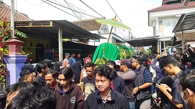 Isak Tangis Iringi Pemakaman Korban Ke-135 Tragedi Kanjuruhan: Dia Baru ...