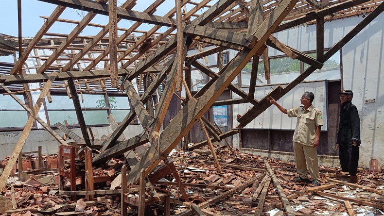 Sekolah Roboh di Karawang Terjadi Lagi, Pemkab Tak Punya Biaya Perbaikan