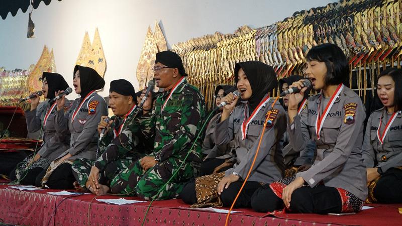 Ketika Polwan Cantik dan TNI Berkolaborasi Main Karawitan di Pagelaran Wayang Kulit 
