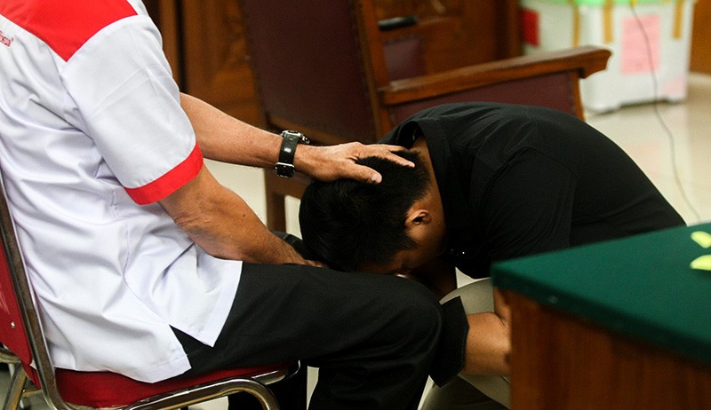 Momen Bharada E Bersimpuh Minta Maaf ke Orang Tua Brigadir J - Bagian 3