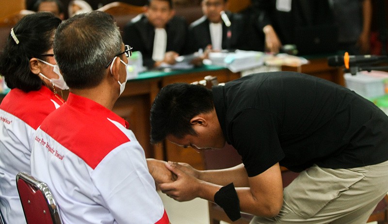 Momen Bharada E Bersimpuh Minta Maaf ke Orang Tua Brigadir J - Bagian 2