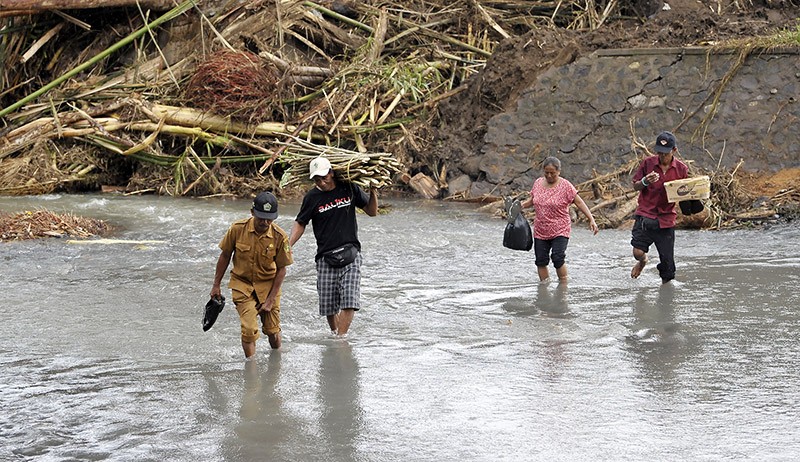 Jembatan Ambruk, Warga Jembrana Terpaksa Jalan Kaki Menyeberangi Sungai  - Bagian 3