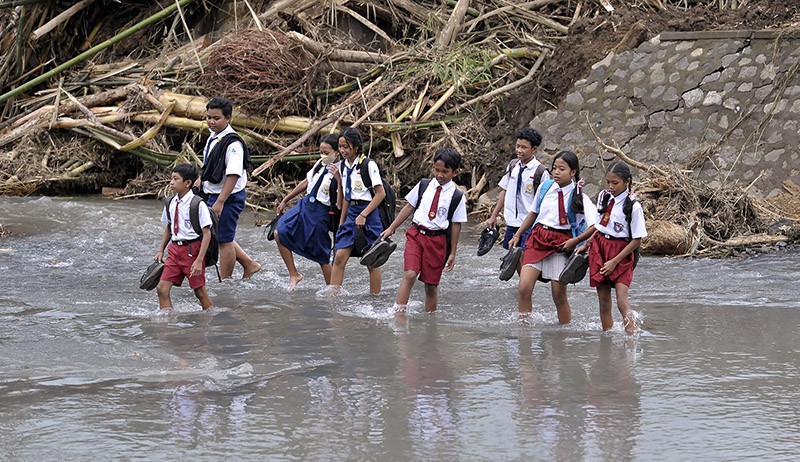 Jembatan Ambruk, Warga Jembrana Terpaksa Jalan Kaki Menyeberangi Sungai  - Bagian 1