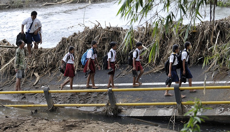 Jembatan Ambruk, Warga Jembrana Terpaksa Jalan Kaki Menyeberangi Sungai  - Bagian 2